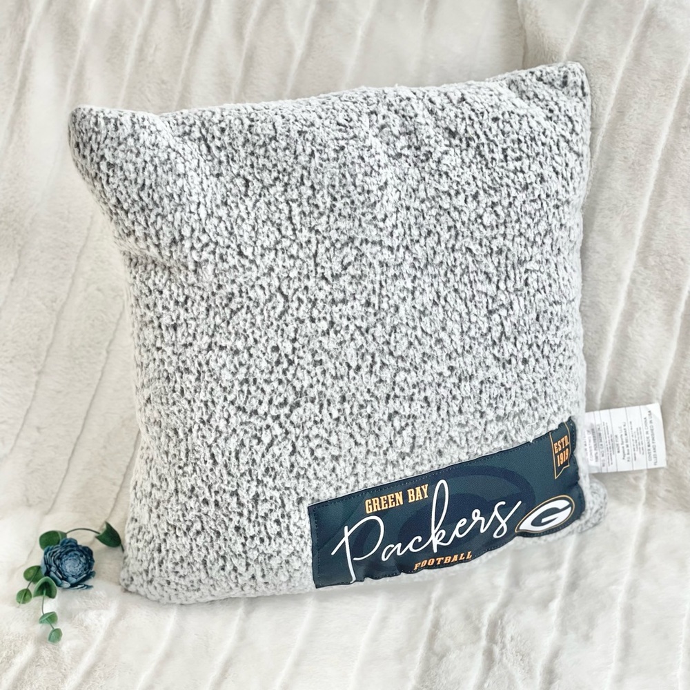 New with tags GREEN BAY PACKERS SUPER SOFT PILLOW FLEECE GREY WITH PACKERS LOGO